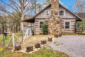 ein Steinhaus mit einem Spielplatz davor in der Unterkunft Bear Creek Cabin, Hot Tub, WIFI, Cozy Cabin Retreat in the Smokies Comfort & Fun for All in Sevierville
