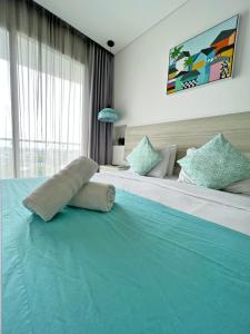 Rúm í herbergi á Azure Lofts & Pool