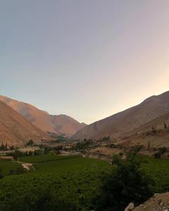 Blick auf ein Tal mit Bergen im Hintergrund in der Unterkunft Glamping Miraflores in Vicuña