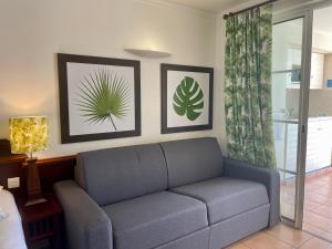 En sittgrupp på Appart avec piscine et vue mer - TIC