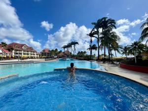 Poolen vid eller i närheten av Appart avec piscine et vue mer - TIC
