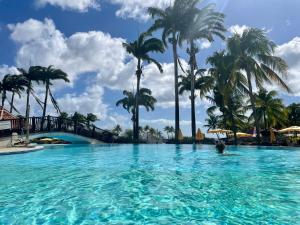 Poolen vid eller i närheten av Appart avec piscine et vue mer - TIC
