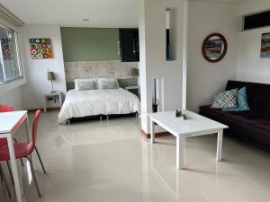 Rúm í herbergi á LLanogrande Apartamento Estudio Puerto Bulevar