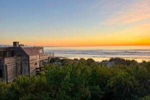 een gebouw op het strand bij zonsondergang bij Idyllic Ocean-View Oasis in Watsonville