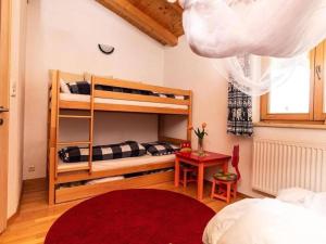 1 dormitorio con literas y alfombra roja en Beautiful holiday home in Kundl in Tyrol, en Kundl