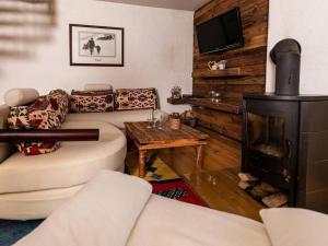 sala de estar con sofá y chimenea en Beautiful holiday home in Kundl in Tyrol, en Kundl