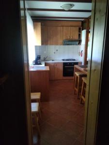 Η κουζίνα ή μικρή κουζίνα στο Family friendly house with a parking space Kuzelj, Gorski kotar - 20980 +8 φωτογραφίες