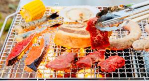 uma grelha com carne e outros alimentos sobre ele em JOKIJOKI Hakuba em Hakuba