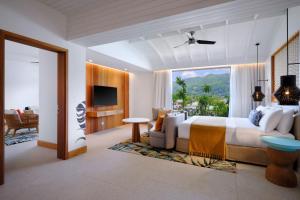 TV a/nebo společenská místnost v ubytování laïla, Seychelles, a Tribute Portfolio Resort