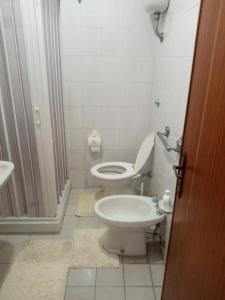 bagno bianco con servizi igienici e lavandino di CASA ZITO a Cirò Marina