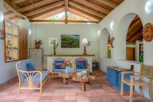 sala de estar con sillas azules y mesa en Enchanted Galapagos Lodge, en Puerto Ayora