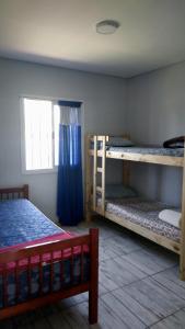 a room with two bunk beds and a window at Casa con piscina in Maipú