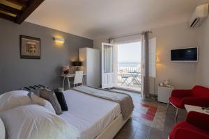 シラクーサにあるパラッツォ ジリストロのベッドルーム1室(ベッド1台付)が備わります。バルコニーの景色を望めます。