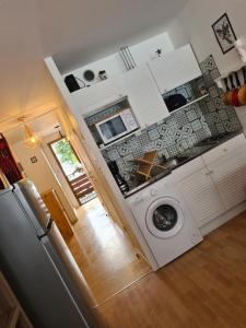 uma vista superior de uma cozinha com uma máquina de lavar roupa em Studio à Xonrupt proche du Lac em Xonrupt-Longemer
