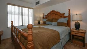 ein Schlafzimmer mit einem großen Bett mit Holzrahmen in der Unterkunft Seven Springs Stoneridge 3 Bedroom Standard Condo - Ski-In Out, Pet Friendly! condo in Champion