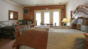 ein Schlafzimmer mit großem Bett und Fenster in der Unterkunft Seven Springs Stoneridge 3 Bedroom Standard Condo - Ski-In Out, Pet Friendly! condo in Champion + 14 Fotos