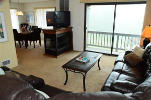 sala de estar con sofá, mesa y TV en Seven Springs Stoneridge 3 Bedroom Standard Condo, Mountain Views! condo, en Champion