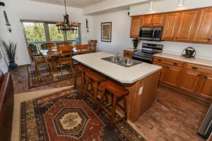Η κουζίνα ή μικρή κουζίνα στο Seven Springs Woodridge 4 Bedroom Premium Condo, Mountain Views and Sleeps 10! condo
