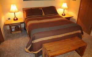 ein Schlafzimmer mit einem großen Bett mit zwei Lampen in der Unterkunft Seven Springs Stoneridge 3 Bedroom Standard Condo - Ski-In Out, Pet Friendly! condo in Champion + 11 Fotos