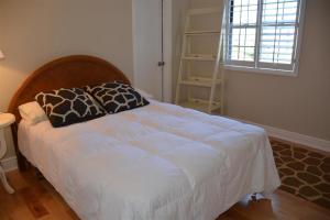 ein Schlafzimmer mit einem weißen Bett mit einem Fenster in der Unterkunft Seven Springs Woodridge 3 Bedroom Premium Condo, Private deck with wooded view condo in Champion + 16 Fotos