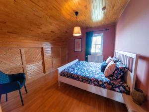 Säng eller sängar i ett rum på Lavish holiday home in Lierneux with bubble bath