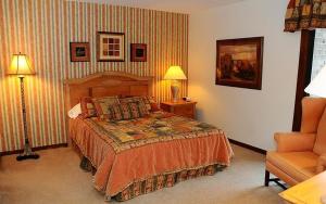 Pokój hotelowy z łóżkiem i krzesłem w obiekcie Seven Springs Deluxe Condo near Pool w mieście Champion