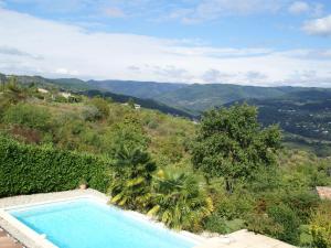 レ・ヴァンにあるBeautiful villa in Vans with private poolの山々の景色を望むスイミングプール