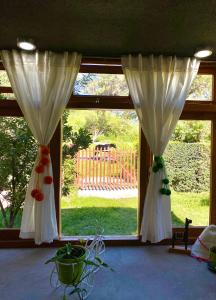 2 cortinas en una ventana con vistas a un patio en La Pichonita en Lozano