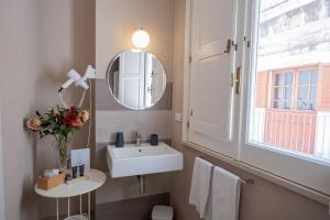 シラクーサにあるパラッツォ ジリストロのバスルーム(洗面台、鏡付)