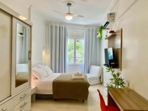 ein kleines Schlafzimmer mit einem Bett und einem Fenster in der Unterkunft M30 - Flat a 3 minutos da praia de Copacabana in Rio de Janeiro