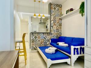 ein Wohnzimmer mit einem blauen Sofa und einem Tisch in der Unterkunft M30 - Flat a 3 minutos da praia de Copacabana in Rio de Janeiro