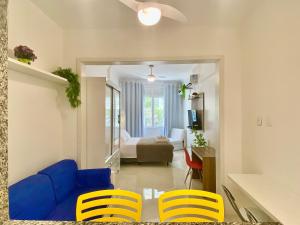 ein Wohnzimmer mit einem blauen Sofa und zwei gelben Stühlen in der Unterkunft M30 - Flat a 3 minutos da praia de Copacabana in Rio de Janeiro + 7 Fotos