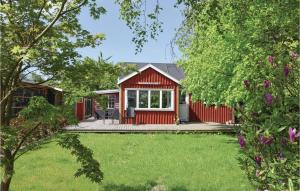 une maison rouge avec une terrasse et une cour dans l'établissement Awesome Home In Hornslet With Wifi, à Hornslet