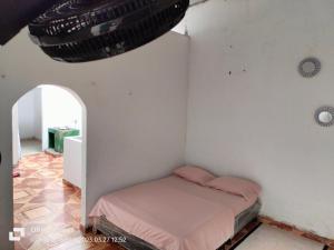 Uma cama ou camas num quarto em Hospedaje Alfonso
