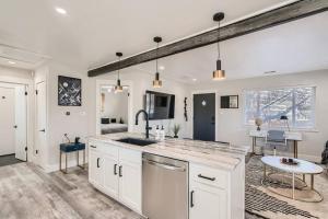 - une cuisine avec un évier et un comptoir dans l'établissement NEW Luxurious Modern Space just West of Denver, à Wheat Ridge