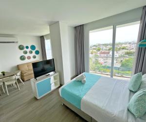 Rúm í herbergi á Azure Lofts & Pool