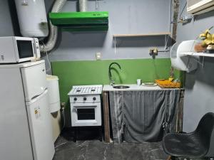 Kuchyň nebo kuchyňský kout v ubytování Apartamento monoambiente centro completo montevideo