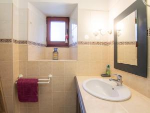 a bathroom with a sink and a mirror at Maison de caractère avec jardin, proche rivière, équipements enfants, à 3 km du Bugue - FR-1-616-176 in Limeuil