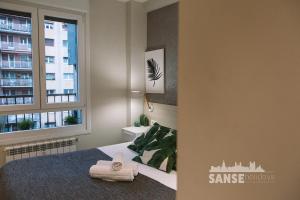 Un dormitorio con una cama y una ventana con toallas. en Anoeta by SanSe Holidays, en San Sebastián