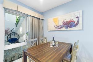 een eetkamer met een tafel en een octopus aan de muur bij Isle of Venice Residence and Marina in Fort Lauderdale