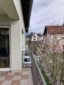 - un balcon avec vue sur la cour dans l'établissement Delux Apartment, à Sarajevo