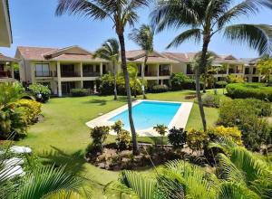 een luchtzicht op een huis met een zwembad en palmbomen bij Luxury apto 3 rooms+pool+ campo de golf. Cocotal in Punta Cana