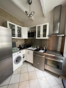 kuchnia z pralką i pralką w obiekcie Le Cherche Midi - Appartement centre historique d'Uzès w mieście Uzès