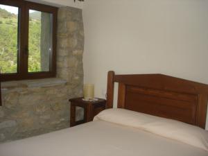 a bedroom with a bed and a window at L'Era de Cal Bastida in Estamariu