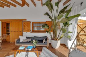 sala de estar con sofá y maceta en Villa Enri Dreamy Vacation Home Pool Jacuzzi, en Parcent