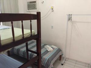 Etagenbett in einem Zimmer mit einem Bett, einem gmaxwell gmaxwell gmaxwell gmaxwell gmaxwell gmaxwell in der Unterkunft Betesda 2197F in São Luís