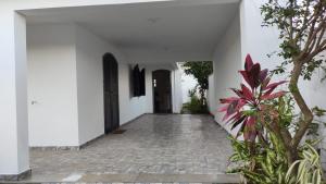 a corridor of a white building with a hallway at A Casa para a sua Família em Iguaba Grande, até 9 pessoas in Iguaba Grande