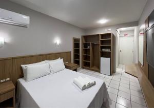 Säng eller sängar i ett rum på Ilha Forte Praia Hotel