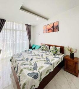 Schlafzimmer mit einem Bett und einem Fenster in der Unterkunft Ocean Vista - Sealinks in Ấp Chợ Dinh