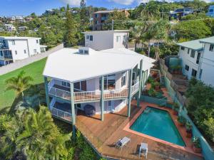 una vista aérea de una casa con piscina en 10 Mona Vista Court en Coolum Beach